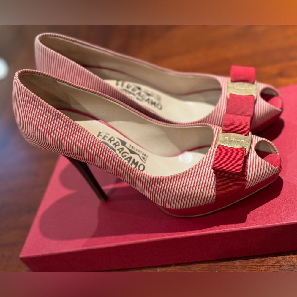 Authentic Salvatore Ferragamo Vara pumps sz 6.5 like new